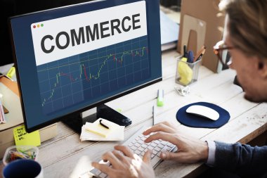 bilgisayarla çalışma iş adamı