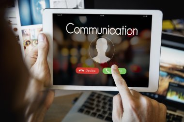 Dijital tablet kullanan adam  