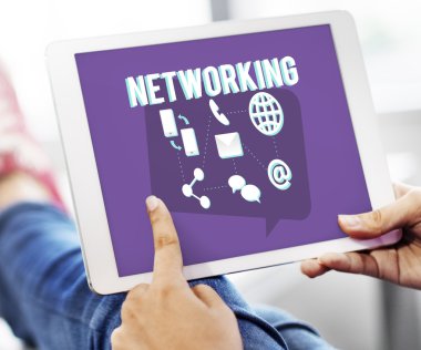 Dijital tablet elinde tutan kişi