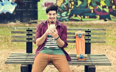 telefon kullanan adam