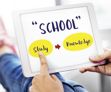 Dijital tablet elinde tutan kişi