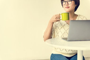 Kadın laptop ile tarama