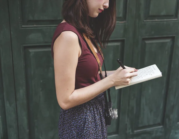 Fotógrafa mujer tomando notas —  Fotos de Stock