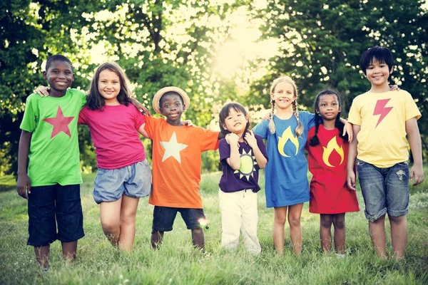 Niños multiétnicos al aire libre —  Fotos de Stock