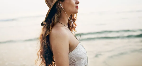 Mooie vrouw in zomer hoed — Stockfoto