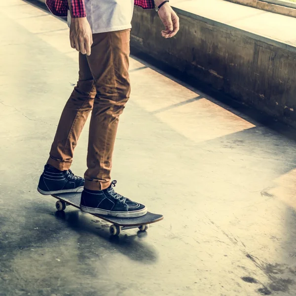 骑着滑板滑板 — 图库照片