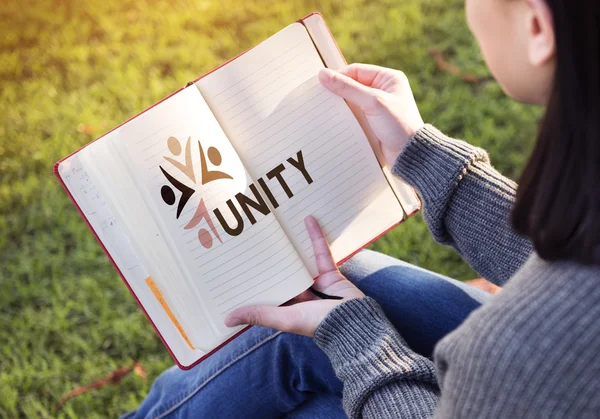 Vrouw met papieren notitieblok in handen — Stockfoto