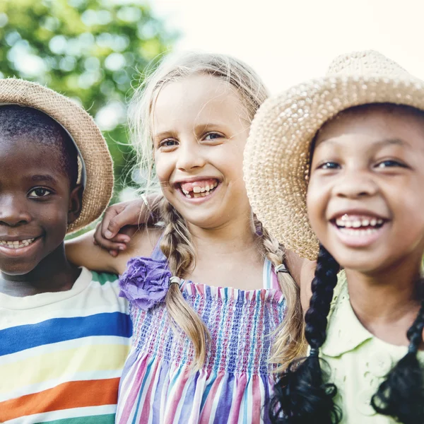 Enfants multiethniques à l'extérieur — Photo