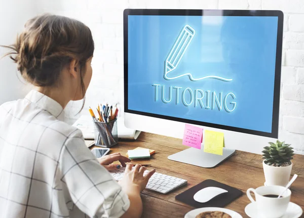 Mujer trabajando en estudio de diseño — Foto de Stock