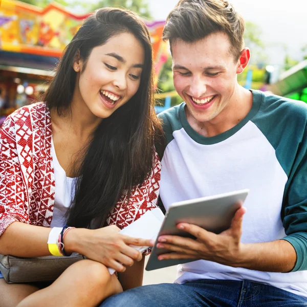 Couple using digital tablet — Stock Photo, Image