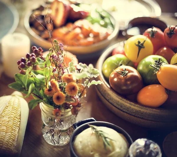 Hermosa mesa servida con comida — Foto de Stock