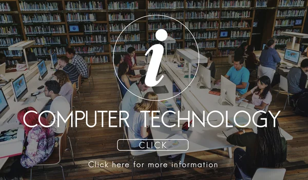 Студенти, які використовують комп'ютер в університетській бібліотеці — стокове фото