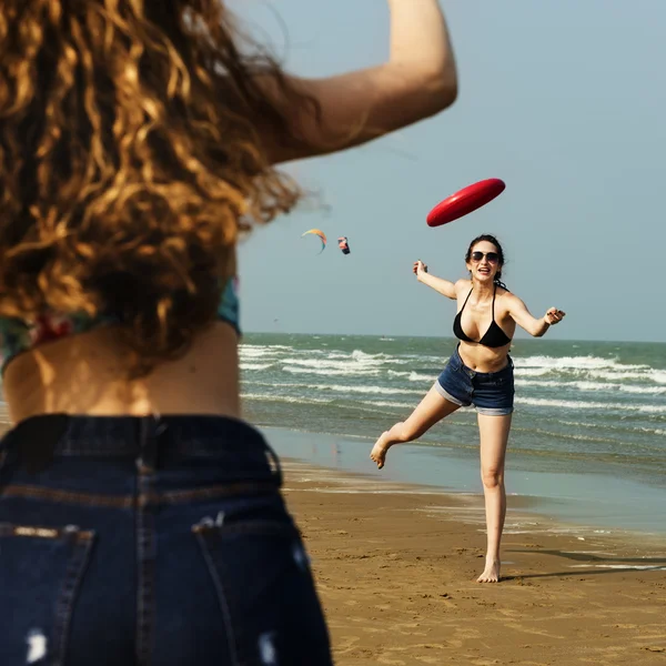 Krásné ženy hrají frisbee — Stock fotografie