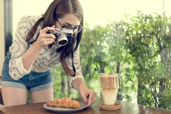 Kvinna att göra bilder av vintage kamera — Stockfoto