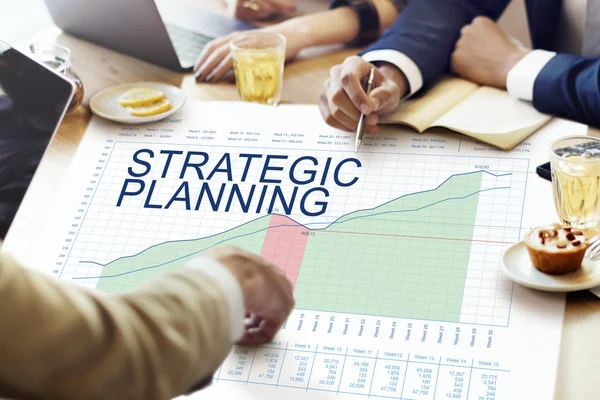 Personnes discutant de planification stratégique — Photo