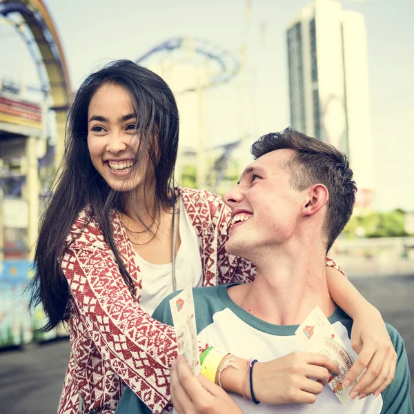 Belo casal namoro no parque de diversões — Fotografia de Stock