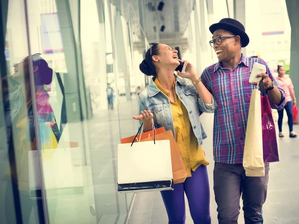 Par kunder durring shopping — Stockfoto