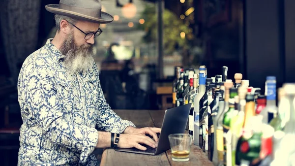 Bell'uomo che utilizza il computer portatile — Foto Stock