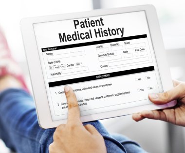 Dijital tablet elinde tutan kişi
