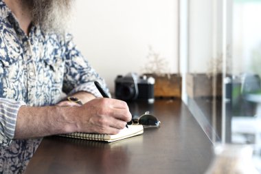 Gazeteci adam yazılı notlar