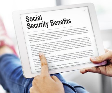 Dijital tablet elinde tutan kişi