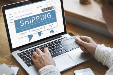 Kredi kartı ve dizüstü bilgisayarı olan kadın