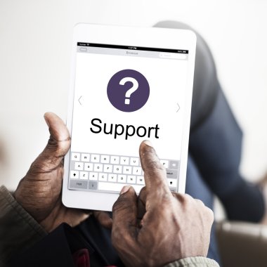 Dijital tablet ile işadamı 