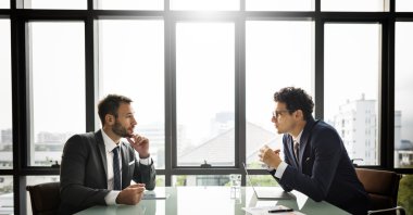 İş erkek toplantıda konuşan