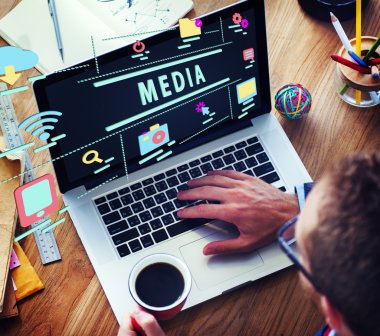 dizüstü bilgisayar kullanan adam