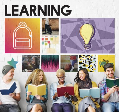 kitap tutan ve gülümseyen insanlar