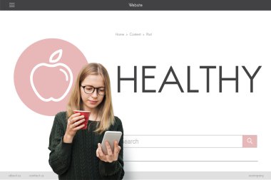 smartphone ve kırmızı Kupası kızla