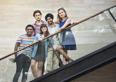 merdivenlerde durup arkadaş