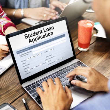 tipik dizüstü klavye üzerinde insanlar