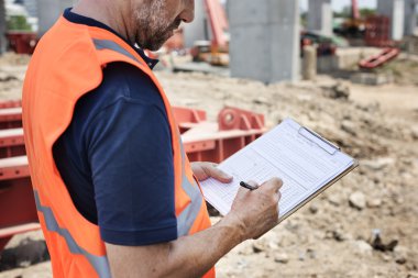 İnşaat işçisi ile mimari planı