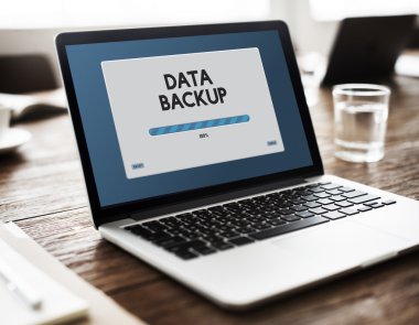 Tablo kavramı üstünde laptop  