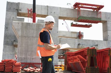 İnşaat işçisi ile mimari planı
