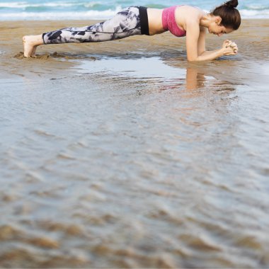 esneme yoga egzersiz yapıyor kadın