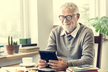 Dijital tablet kullanan kıdemli adam