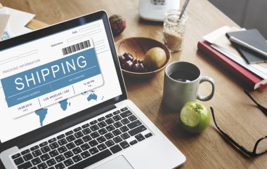 çalışma alanı tablo açılan laptop