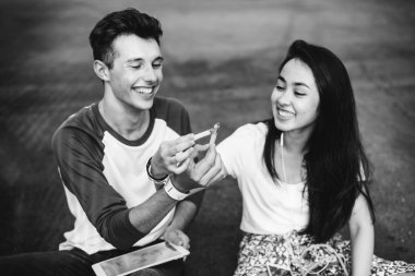 Çift tanışma ve patates kızartması yemek