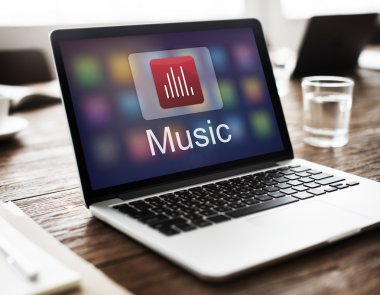 çalışma alanı tablo üstünde laptop  