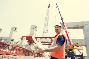 İnşaat işçisi ile mimari planı