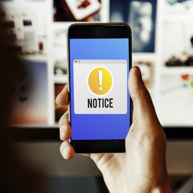 Cep telefonu kullanan adam 