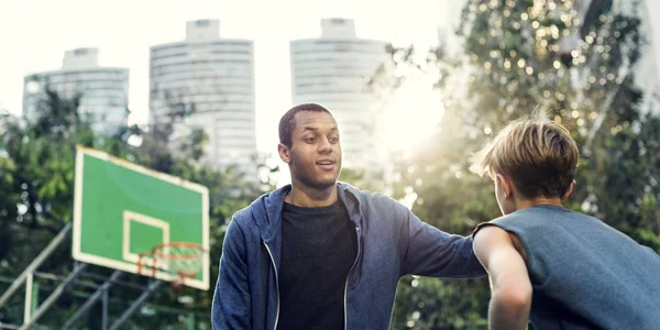 Homem e menino jogando basquete — Fotografia de Stock