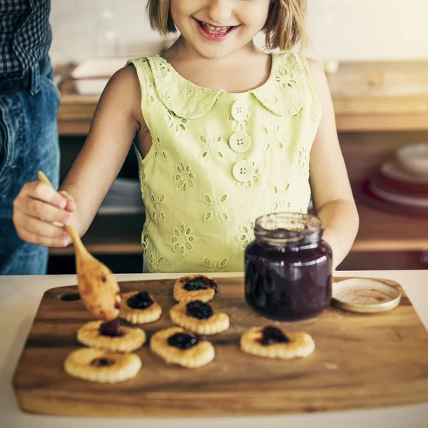 Menina fazendo biscoitos caseiros — Fotografia de Stock