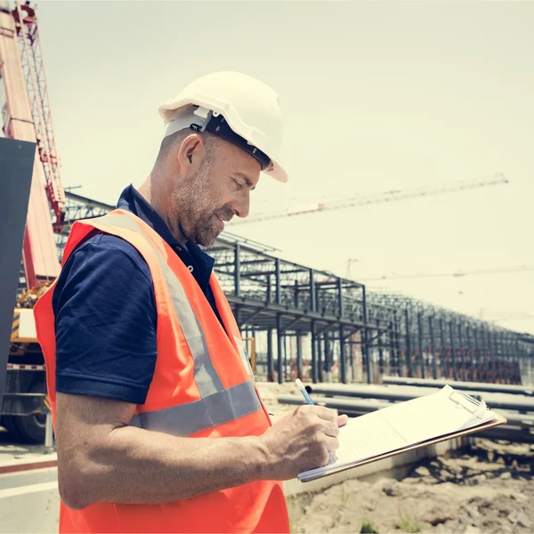 İnşaat işçisi ile mimari planı