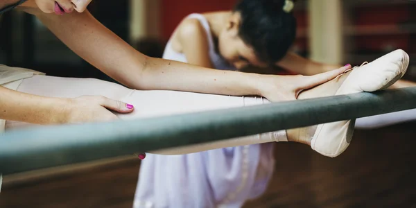 Twee ballerina's Training prestaties — Stockfoto