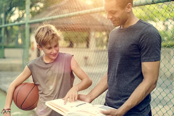 男と少年バスケット ボールを再生する方法を学習 — ストック写真