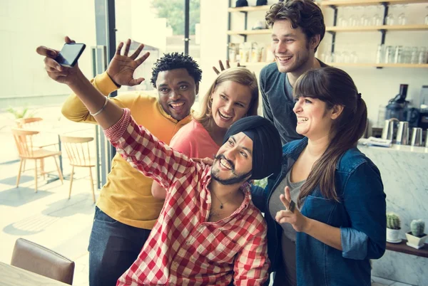 Amigos haciendo foto en smartphone —  Fotos de Stock