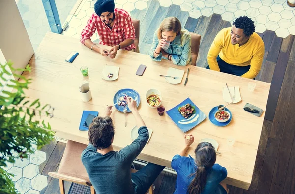 Schüler essen im Café zu Mittag — Stockfoto